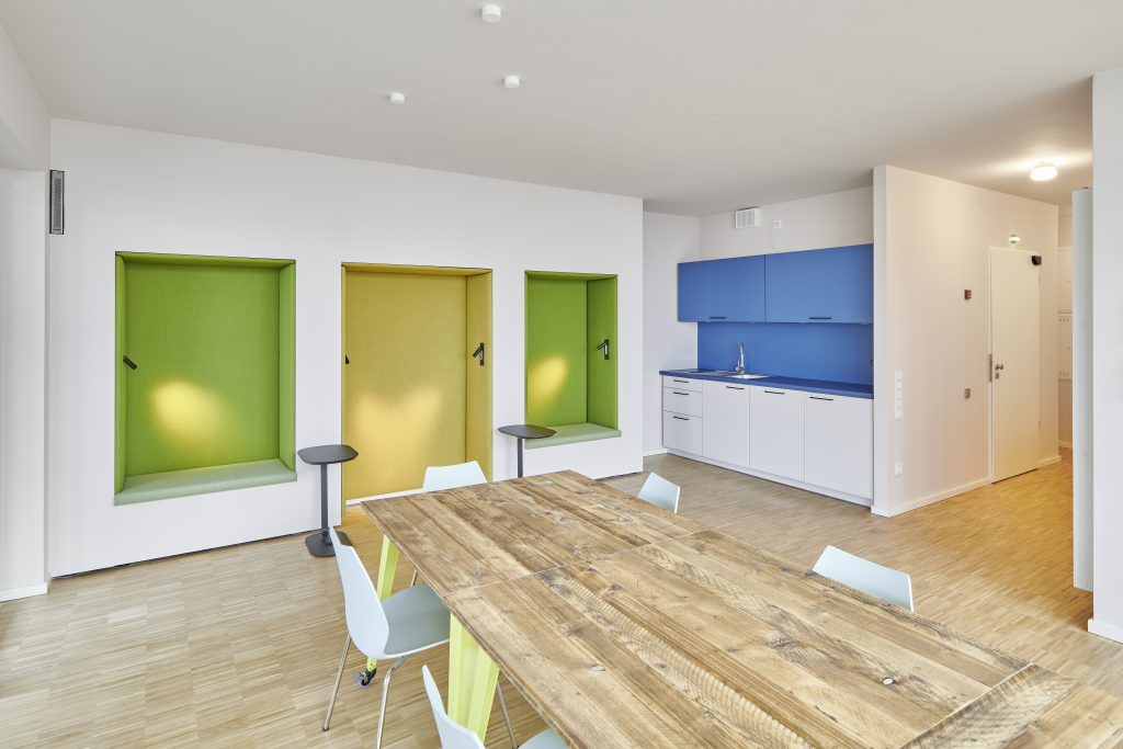 Blick in den Gemeinschaftsraum und Küche des Projektes Festland im Baakenhafen Gemeinschaftsraum des Projektes Festland im Baakenhafen